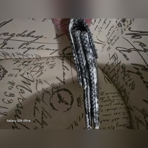 Beautiful Gray/blk python Textured clutch/Crossbody purse EUC - Picture 4 of 10